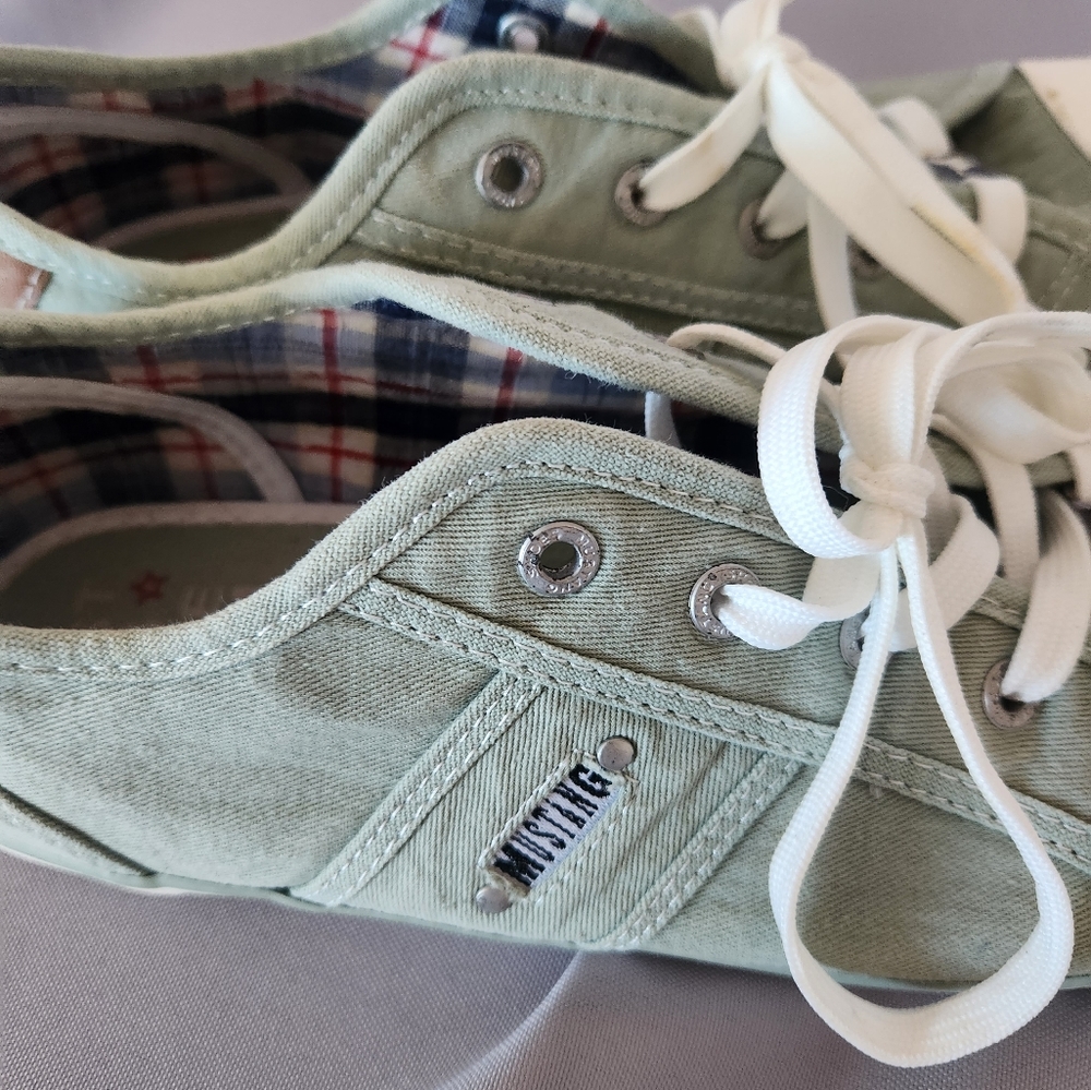 Mustang shoes size 9